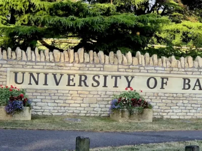 Ingresso università di Bath sede della vacanza studio in inghilterra organizzata dalla SB International Language School
