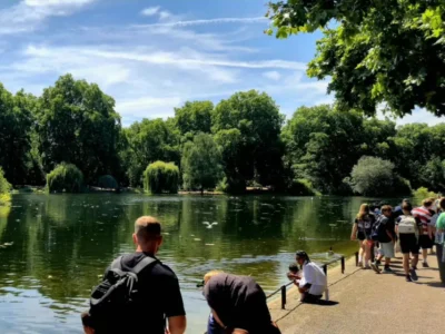 i ragazzi della SB International Language School in una passeggiata durante il viaggio studio presso la Università di Bath in Inghilterra