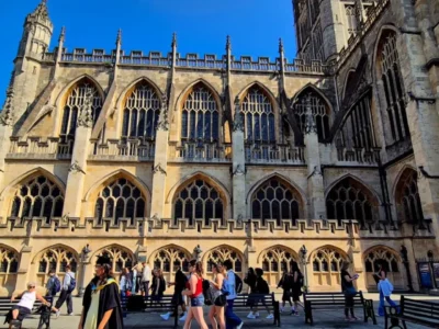 passeggiata dei ragazzi durante la vacanza studio in inghilterra a Bath