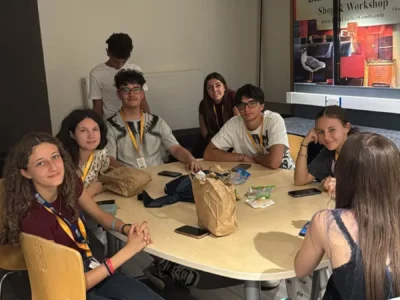 ragazzi durante una pausa dalle lezioni nella vacanza studio in inghilterra presso Bath University
