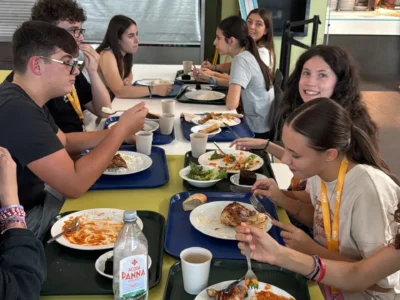 studenti alla mensa dell'università di bath in inghilterra