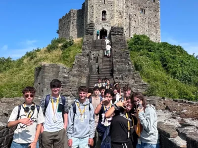 studenti in escursione durante viaggio studio in inghilterra con la SB International Language School di Cave